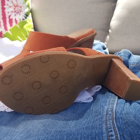 UGG CORAL SLIP ON HEELS - Picture 4 of 12